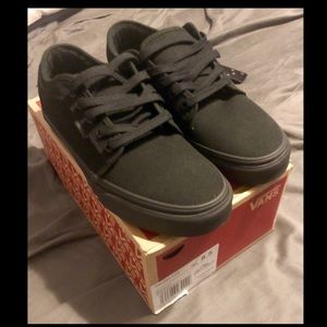 New never worn Vans Chukka Low “Blackout” unisex